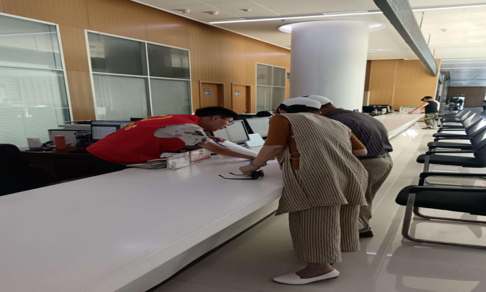 BD半岛平台龙山县市民之家：顶峰效劳“不打烊” 次序温情两适宜(图2)